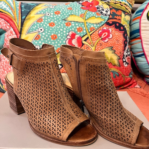 Vince Camuto Size 5 - Picture 3 of 3